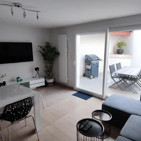 Holiday home Maison De 600 M Du Marche La Rochelle (Charente-Maritime)